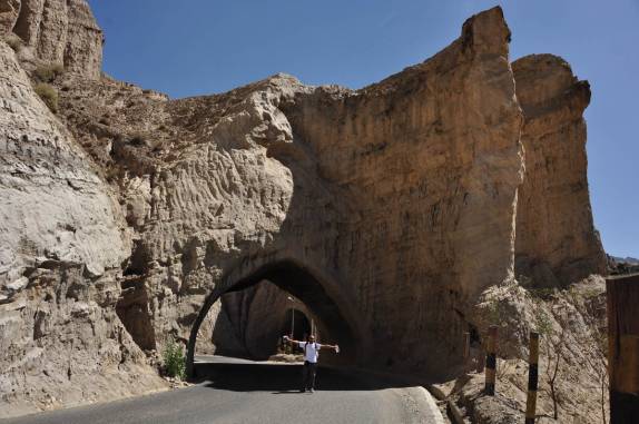 Túneis escavados na rocha no caminho para o Valle de la Luna, em La Paz, capital da Bolívia